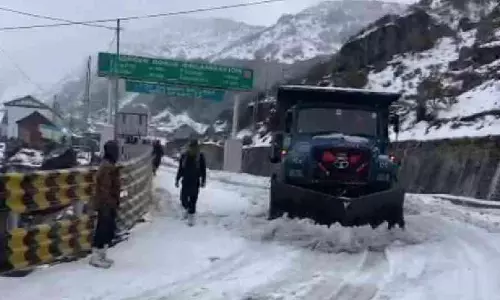 Darjeeling में बारिश से ठंड बढ़ी, सिक्किम के ऊपरी इलाकों में बर्फबारी से पर्यटक आकर्षित