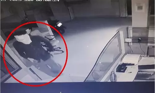 नकाबपोश चोर ने SBI ग्वालियर शाखा में सेंध लगाई, स्ट्रांग रूम से 700 से अधिक चेक चुराए नकाबपोश चोर ने SBI ग्वालियर शाखा में सेंध लगाई, स्ट्रांग रूम से 700 से अधिक चेक चुराए