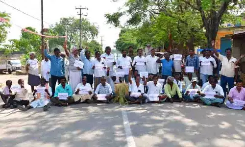 Wanaparthy, नारायणपेट में किसानों ने सरकार से अपना स्टॉक खरीदने की मांग को लेकर विरोध प्रदर्शन किया