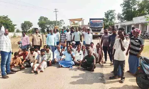 Medak में धान खरीद में देरी को लेकर किसानों ने किया विरोध प्रदर्शन