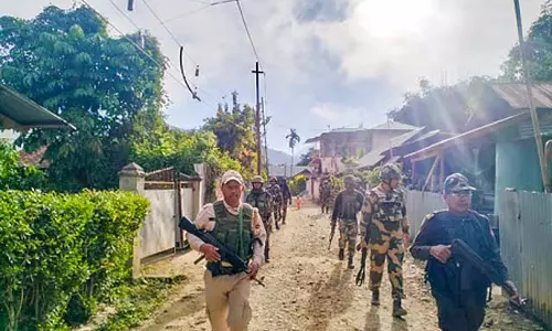 Manipur में अवैध अप्रवासियों का पता लगाने के लिए छापेमारी Manipur में अवैध अप्रवासियों का पता लगाने के लिए छापेमारी