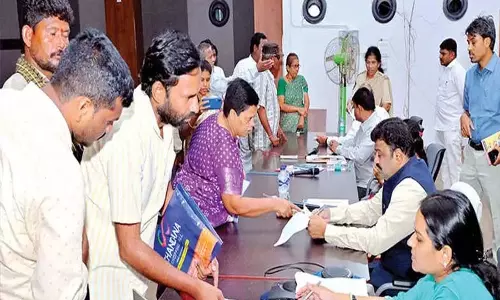 कलेक्टर ने पीजीआरएस में याचिकाकर्ताओं से बातचीत की