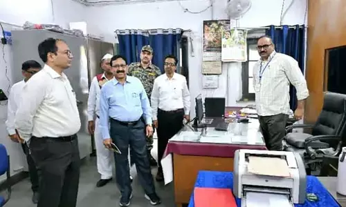 नए कलेक्टर की कार्रवाई से कलेक्टोरेट में हड़कंप, ज्वॉइन के दूसरे दिन वेतन काटने की चेतावनी नए कलेक्टर की कार्रवाई से कलेक्टोरेट में हड़कंप, ज्वॉइन के दूसरे दिन वेतन काटने की चेतावनी