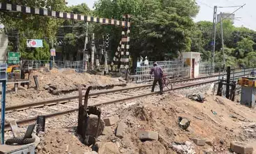 लेवल क्रॉसिंग बंद होने से UE के निवासियों को परेशानी