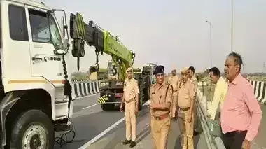 Banda: ट्रक और बसों की टक्कर से बुंदेलखंड एक्सप्रेसवे पर बड़ा हादसा, एक की मौत