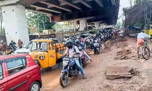 एलिवेटेड सड़क का निर्माण; भारी बारिश के कारण यातायात बाधित एलिवेटेड सड़क का निर्माण; भारी बारिश के कारण यातायात बाधित