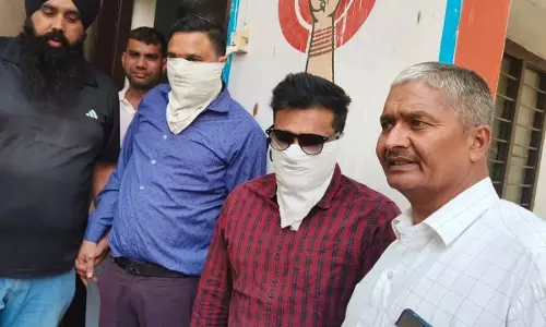 चाय दुकान में ACB की रेड, रिश्वतखोर दो बाबू गिरफ्तार