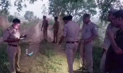 खेत से फायरिंग की आवाज आने पर दौड़े किसान, युवक की हत्या