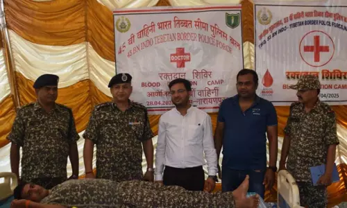 ITBP जवानों ने रक्तदान कर पेश की मानवता की मिसाल ITBP जवानों ने रक्तदान कर पेश की मानवता की मिसाल