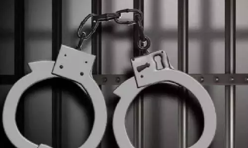 प्रोफेसर पर हमला, तीन गिरफ्तार प्रोफेसर पर हमला, तीन गिरफ्तार