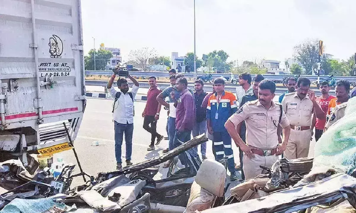 Andhra: कार और कंटेनर की टक्कर में 5 लोगों की मौत, 2 गंभीर रूप से घायल Andhra: कार और कंटेनर की टक्कर में 5 लोगों की मौत, 2 गंभीर रूप से घायल