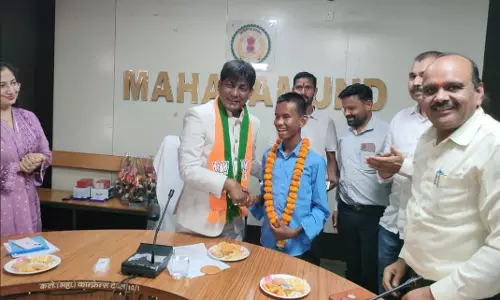 विधायक ने दृष्टिबाधित स्टूडेंट्स को बांटे स्मार्टफोन, की-बोर्ड और ईयरफोन
