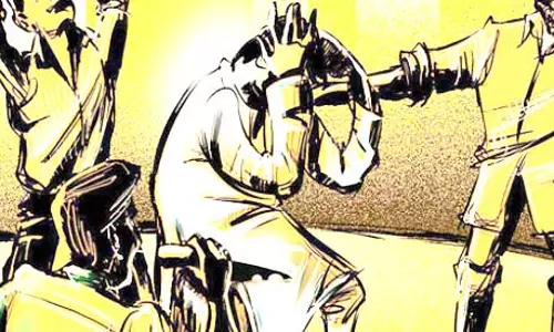बस में बैठे छात्र पर प्राणघातक हमला, पुलिस ने 6 युवकों को बनाया आरोपी बस में बैठे छात्र पर प्राणघातक हमला, पुलिस ने 6 युवकों को बनाया आरोपी