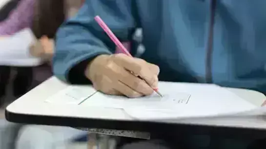 Railway भर्ती परीक्षा: परीक्षा केंद्र में इन चीजों के साथ एंट्री मना Railway भर्ती परीक्षा: परीक्षा केंद्र में इन चीजों के साथ एंट्री मना