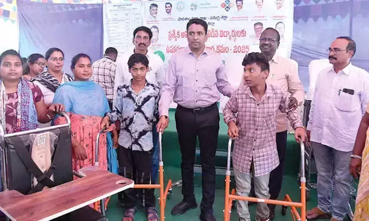 Andhra: विशेष आवश्यकता वाले छात्रों को उपकरण वितरित किये गये Andhra: विशेष आवश्यकता वाले छात्रों को उपकरण वितरित किये गये
