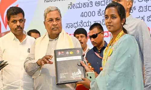 ग्राम प्रशासकों को केंद्र में रहकर किसानों की शिकायतें सुननी चाहिए : CM Siddaramaiah