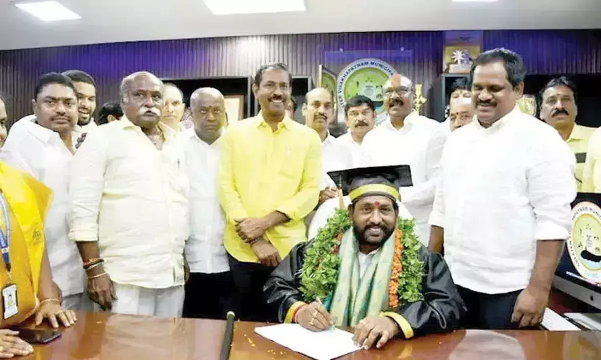Andhra: नए मेयर ने लोगों तक पहुंचने और वार्ड के मुद्दों को सुलझाने का आश्वासन दिया Andhra: नए मेयर ने लोगों तक पहुंचने और वार्ड के मुद्दों को सुलझाने का आश्वासन दिया