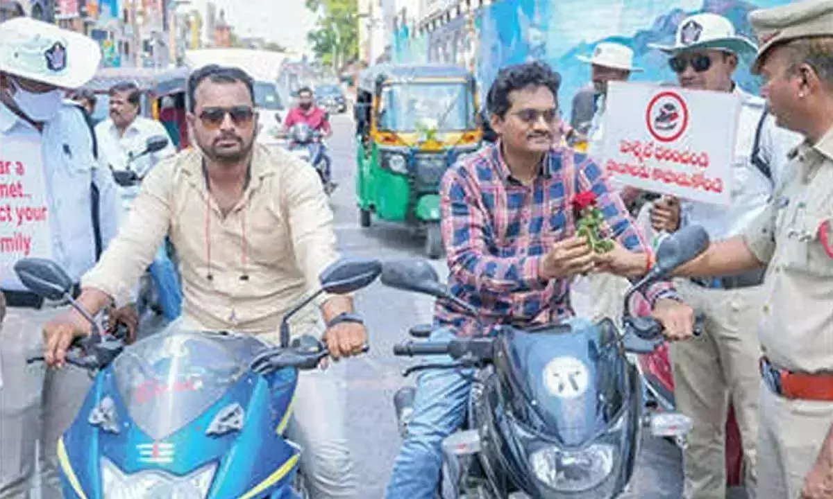 Andhra: यातायात पुलिस ने मोटरसाइकिल सवारों पर फेंके गुलाब Andhra: यातायात पुलिस ने मोटरसाइकिल सवारों पर फेंके गुलाब