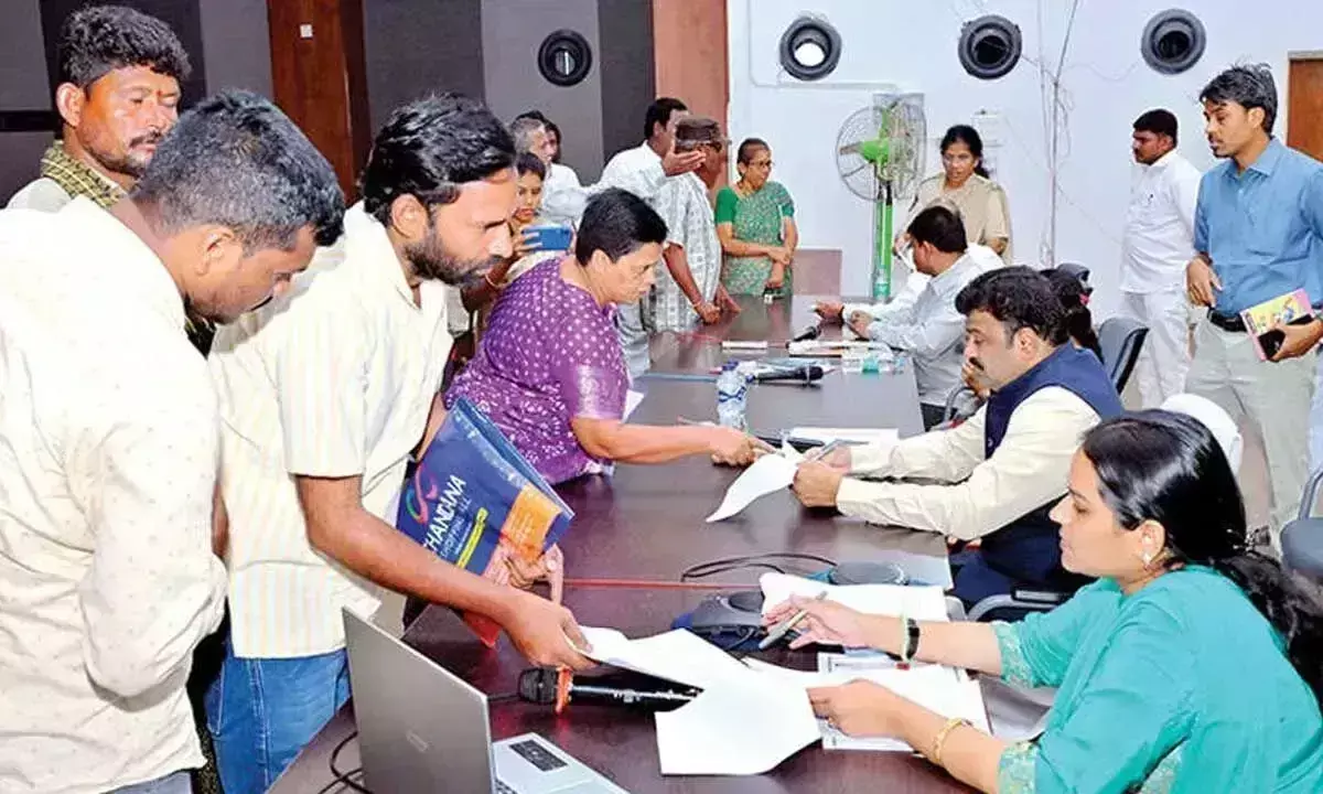Collector ने पीजीआरएस में याचिकाकर्ताओं से बातचीत की