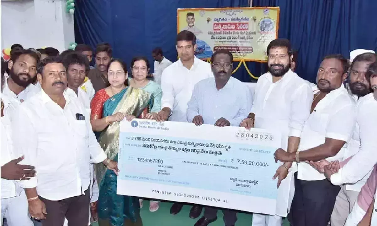 Andhra: मछुआरों को 7.59 करोड़ रुपये की वित्तीय सहायता Andhra: मछुआरों को 7.59 करोड़ रुपये की वित्तीय सहायता