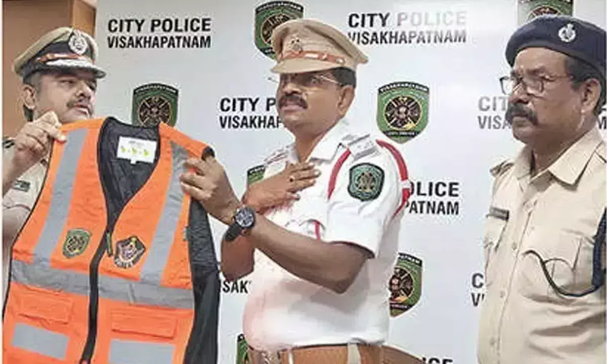 Andhra: यातायात पुलिस को ठंडी जैकेटों से राहत मिली Andhra: यातायात पुलिस को ठंडी जैकेटों से राहत मिली