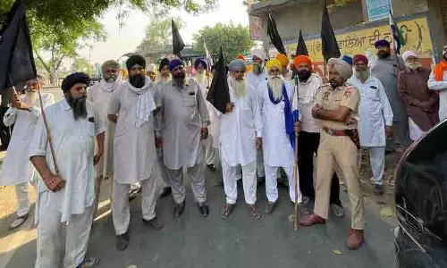 Tarn Taran विधायक के खिलाफ किसानों का प्रदर्शन