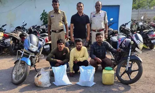 अवैध शराब के खिलाफ पुलिस की बड़ी कार्रवाइयां, तीन आरोपी गिरफ्तार