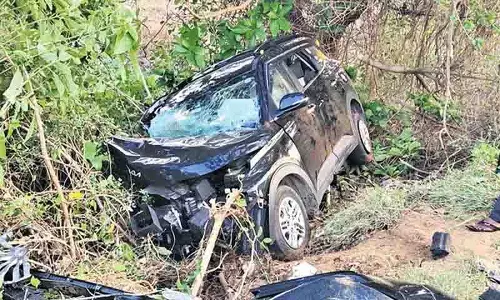 Telangana में सड़क दुर्घटना में एक व्यक्ति की मौत, तीन दक्षिण कोरियाई पर्यटक घायल
