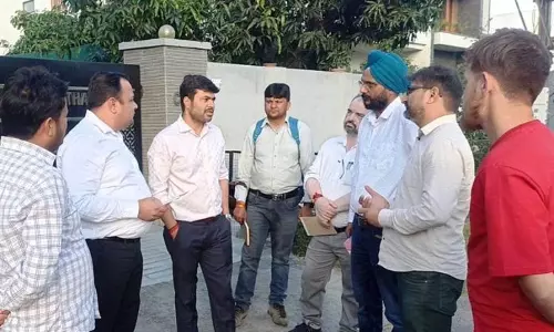 JMC कमिश्नर ने स्ट्रीट लाइट मरम्मत का निरीक्षण करने के लिए क्षेत्रीय दौरा किया JMC कमिश्नर ने स्ट्रीट लाइट मरम्मत का निरीक्षण करने के लिए क्षेत्रीय दौरा किया