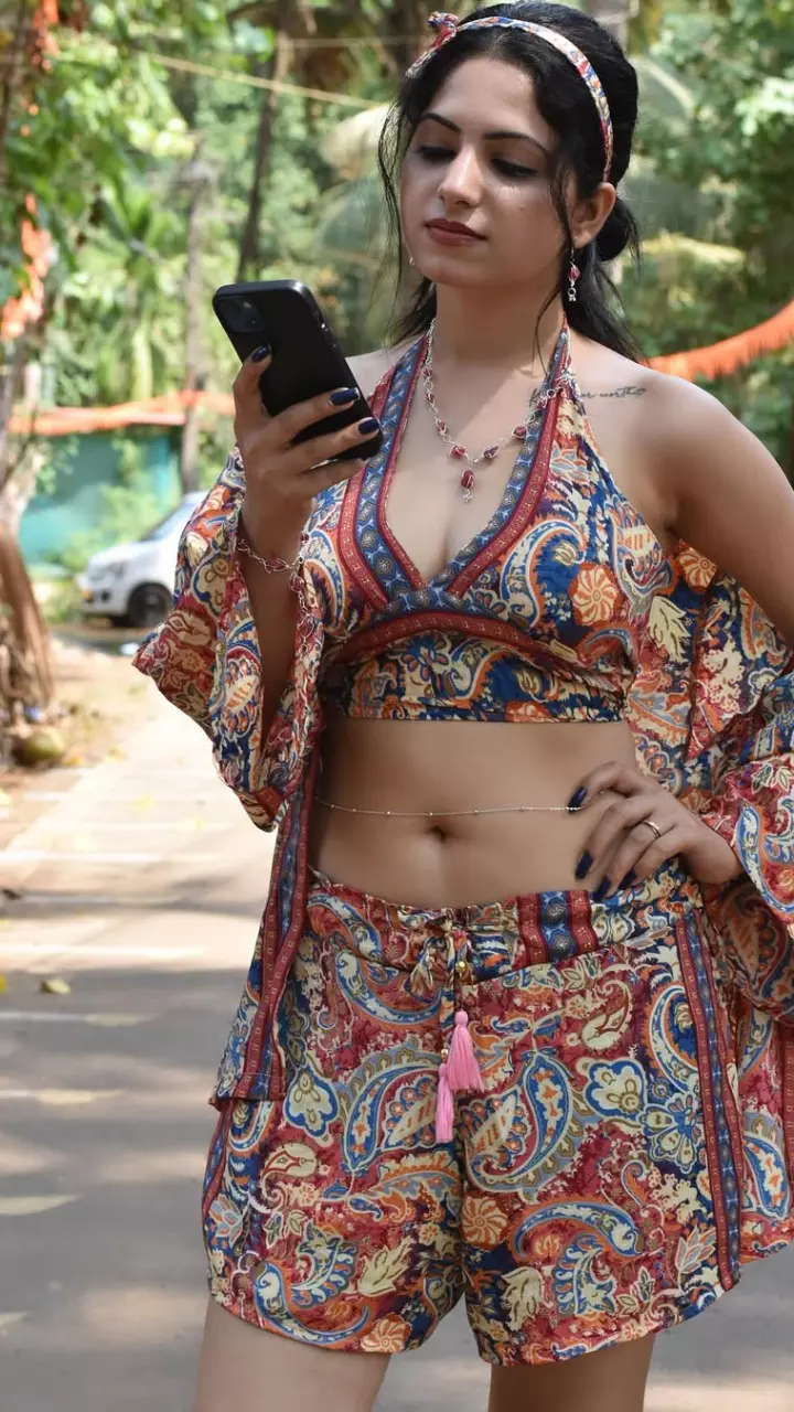 प्रिया तिवारी ने फ्लॉन्ट किया फिगर