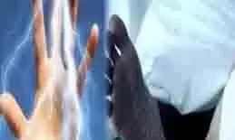 Rajasthan : बिजली के खंभे पर काम करते समय करंट लगने से मजदूर की मौत, गुस्साए ग्रामीणों ने किया प्रदर्शन Rajasthan : बिजली के खंभे पर काम करते समय करंट लगने से मजदूर की मौत, गुस्साए ग्रामीणों ने किया प्रदर्शन