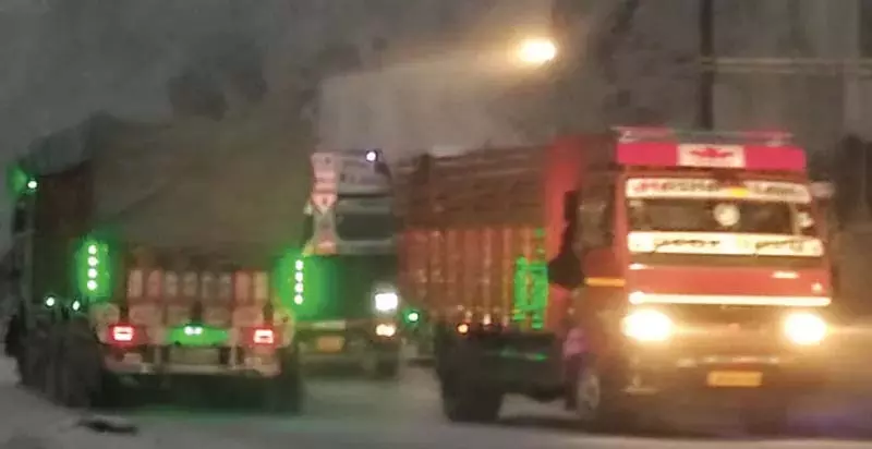Srinagar-जम्मू राष्ट्रीय राजमार्ग हल्के वाहनों के दोतरफा यातायात के लिए खुला Srinagar-जम्मू राष्ट्रीय राजमार्ग हल्के वाहनों के दोतरफा यातायात के लिए खुला