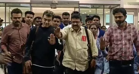 पद्म भूषण मिलने के बाद चेन्नई लौटे एक्टर अजित कुमार का फैंस ने गर्मजोशी से किया स्वागत पद्म भूषण मिलने के बाद चेन्नई लौटे एक्टर अजित कुमार का फैंस ने गर्मजोशी से किया स्वागत