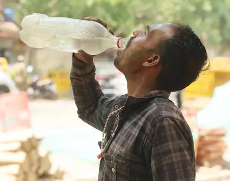 गर्मी में सेहत का रखें खास ख्याल : हीट स्ट्रोक और डिहाइड्रेशन से बचाव के आसान उपाय गर्मी में सेहत का रखें खास ख्याल : हीट स्ट्रोक और डिहाइड्रेशन से बचाव के आसान उपाय