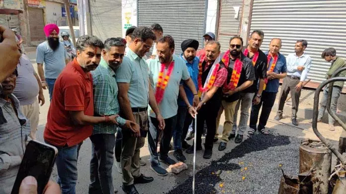 Randhawa ने नानक नगर में बिजली बिछाने का काम शुरू किया Randhawa ने नानक नगर में बिजली बिछाने का काम शुरू किया