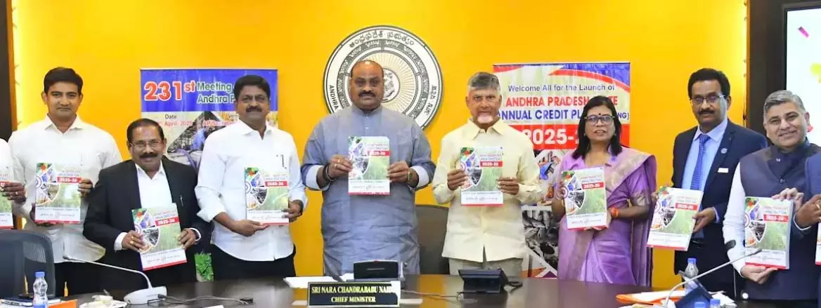 नायडू ने Andhra के लिए 6.6 लाख करोड़ रुपये की ऋण योजना का अनावरण किया नायडू ने Andhra के लिए 6.6 लाख करोड़ रुपये की ऋण योजना का अनावरण किया