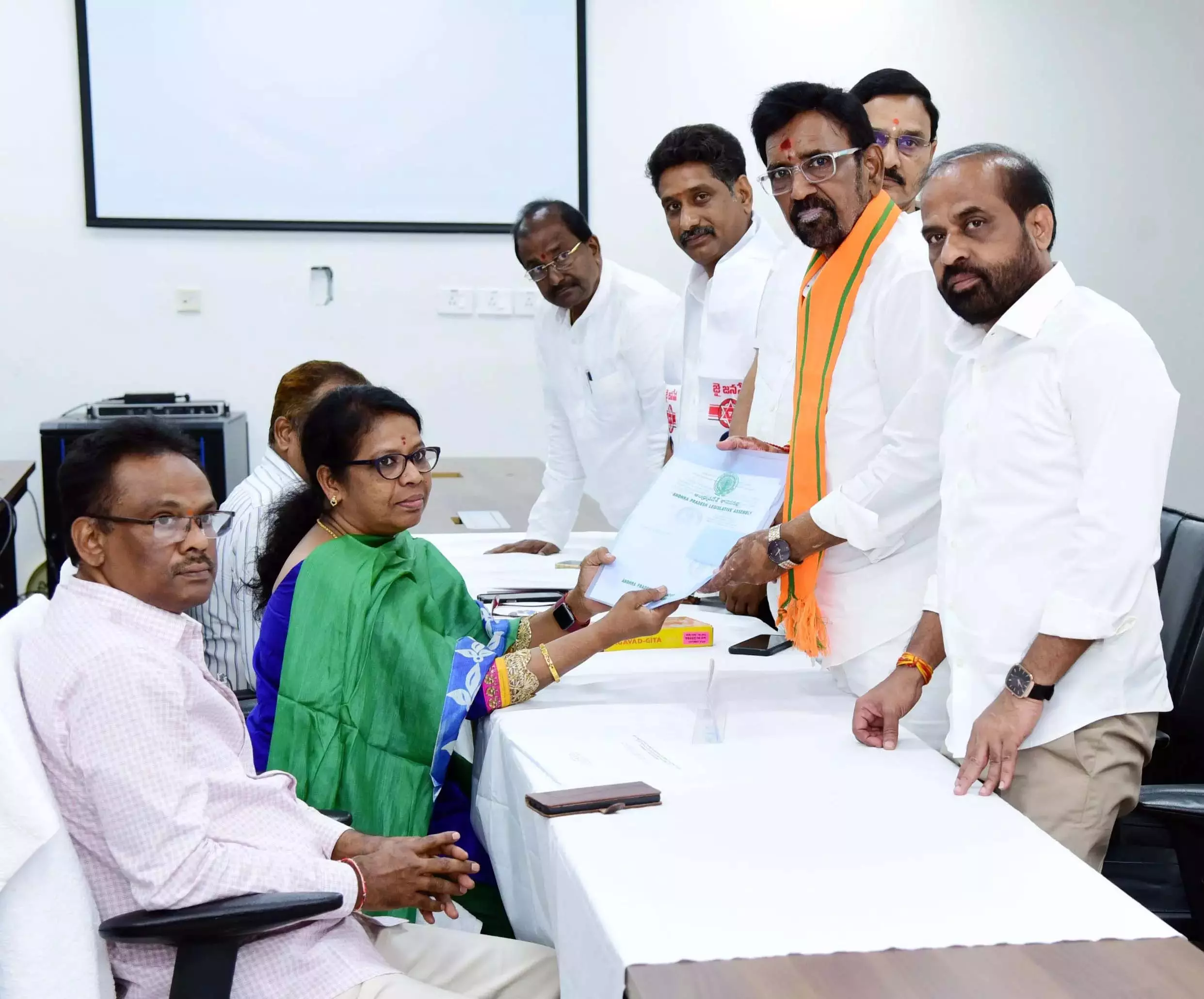 Telangana: पका सत्यनारायण ने राज्यसभा उपचुनाव के लिए नामांकन दाखिल किया Telangana: पका सत्यनारायण ने राज्यसभा उपचुनाव के लिए नामांकन दाखिल किया