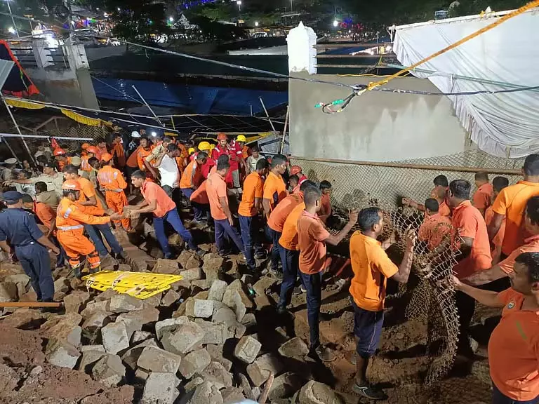 चंदनोत्सव के दौरान Simhachalam मंदिर में दीवार गिरने से सात श्रद्धालुओं की मौत चंदनोत्सव के दौरान Simhachalam मंदिर में दीवार गिरने से सात श्रद्धालुओं की मौत