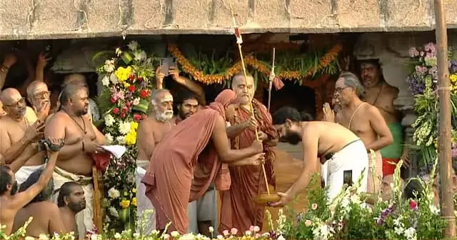कांचीपुरम स्थित शंकर मठ के 71वें सबसे| युवा प्रमुख ने कार्यभार संभाला कांचीपुरम स्थित शंकर मठ के 71वें सबसे| युवा प्रमुख ने कार्यभार संभाला