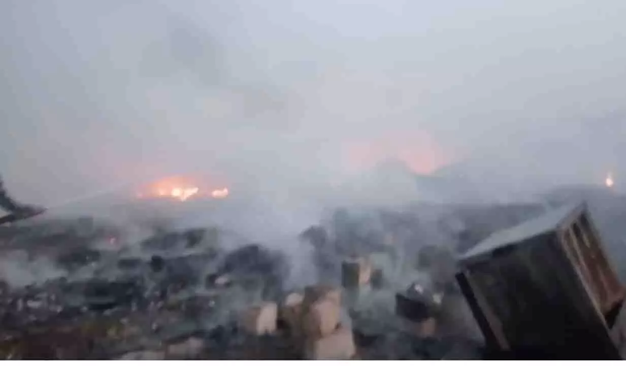 Gurgaon: झुग्गियों और कबाड़ खाने में लगी भीषण आग Gurgaon: झुग्गियों और कबाड़ खाने में लगी भीषण आग