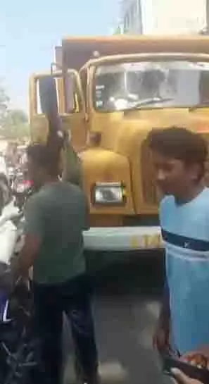 Indore: नगर निगम के डंपर ने 6 साल की बच्ची को कुचला Indore: नगर निगम के डंपर ने 6 साल की बच्ची को कुचला