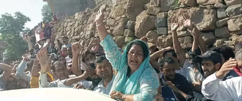 पुंछ से 11 लोगों को निर्वासन के लिए भेजा गया पुंछ से 11 लोगों को निर्वासन के लिए भेजा गया