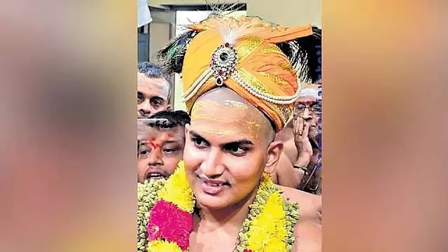 कांची कामकोटि पीठ के कनिष्ठ मठाधीश के रूप में श्री श्री गणेश शर्मा द्रविड़ संन्यास की दीक्षा कांची कामकोटि पीठ के कनिष्ठ मठाधीश के रूप में श्री श्री गणेश शर्मा द्रविड़ संन्यास की दीक्षा