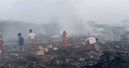 झुग्गियों में लगी आग, करीब 40 झुग्गी जलकर खाक झुग्गियों में लगी आग, करीब 40 झुग्गी जलकर खाक
