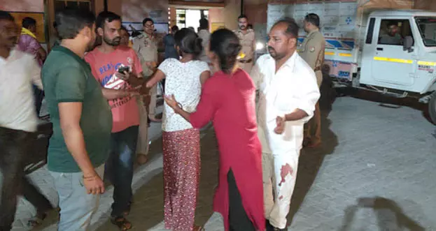 दो कारों की आमने-सामने टक्कर, दो की मौत, महिला कांस्टेबल घायल दो कारों की आमने-सामने टक्कर, दो की मौत, महिला कांस्टेबल घायल