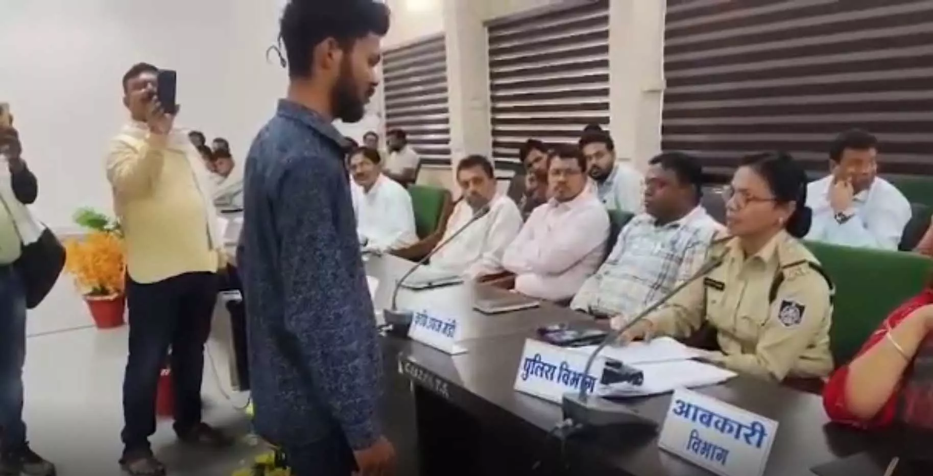 हाथ में दिखी तख्ती...युवक दो महीने से अपनी पत्नी को ढूंढ रहा हाथ में दिखी तख्ती...युवक दो महीने से अपनी पत्नी को ढूंढ रहा