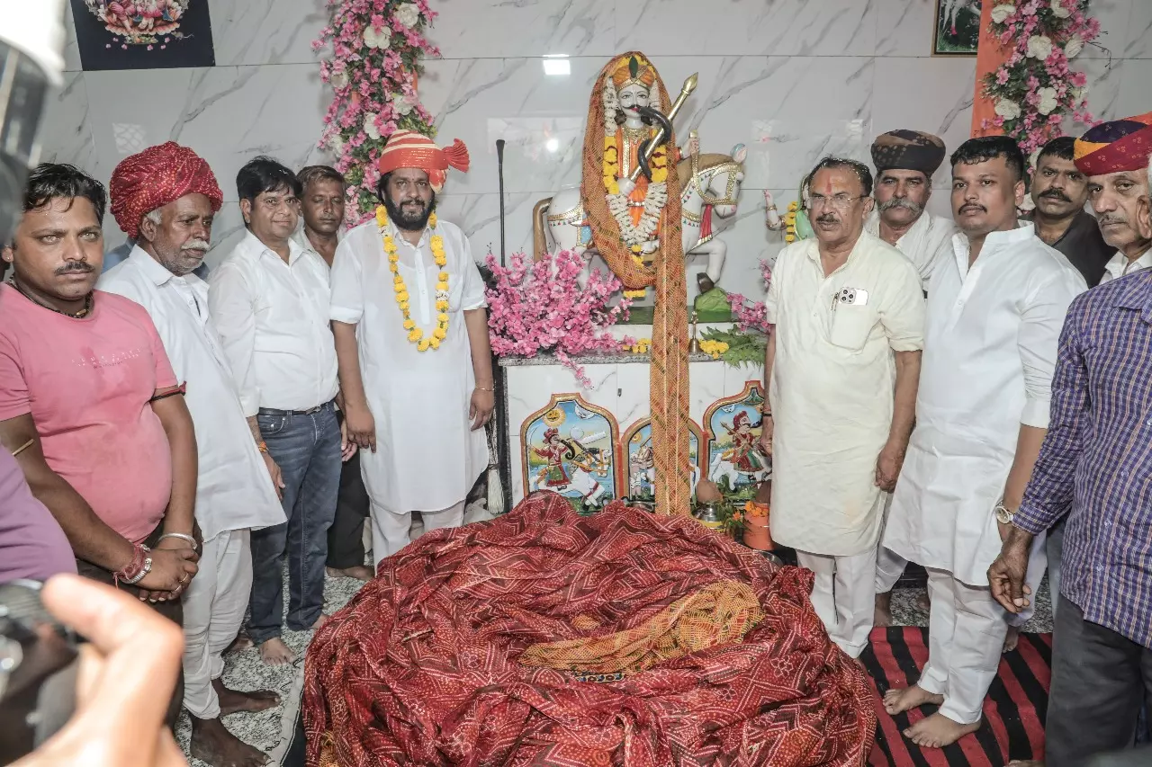Devnani ने अजमेर के भैरव मंदिर में ग्राम वासियों के साथ 15000 फीट लंबा साफा चढ़ाया Devnani ने अजमेर के भैरव मंदिर में ग्राम वासियों के साथ 15000 फीट लंबा साफा चढ़ाया