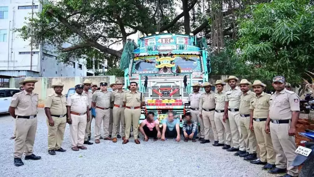Chikkaballapura: पुलिस ने 3 करोड़ रुपये के मोबाइल चोरी मामले में सात लोगों को किया गिरफ्तार Chikkaballapura: पुलिस ने 3 करोड़ रुपये के मोबाइल चोरी मामले में सात लोगों को किया गिरफ्तार