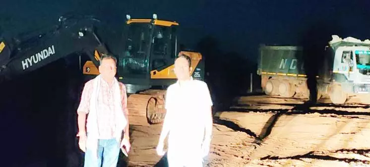 रेत खदान में रेड, तहसीलदार ने हाइवा और माउंटेन मशीन किया जब्त रेत खदान में रेड, तहसीलदार ने हाइवा और माउंटेन मशीन किया जब्त