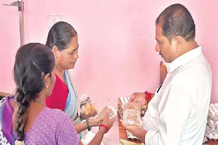 विधायक ने आंगनवाड़ी केंद्रों पर खराब और छोटे आकार के अंडों की आपूर्ति की निंदा की विधायक ने आंगनवाड़ी केंद्रों पर खराब और छोटे आकार के अंडों की आपूर्ति की निंदा की